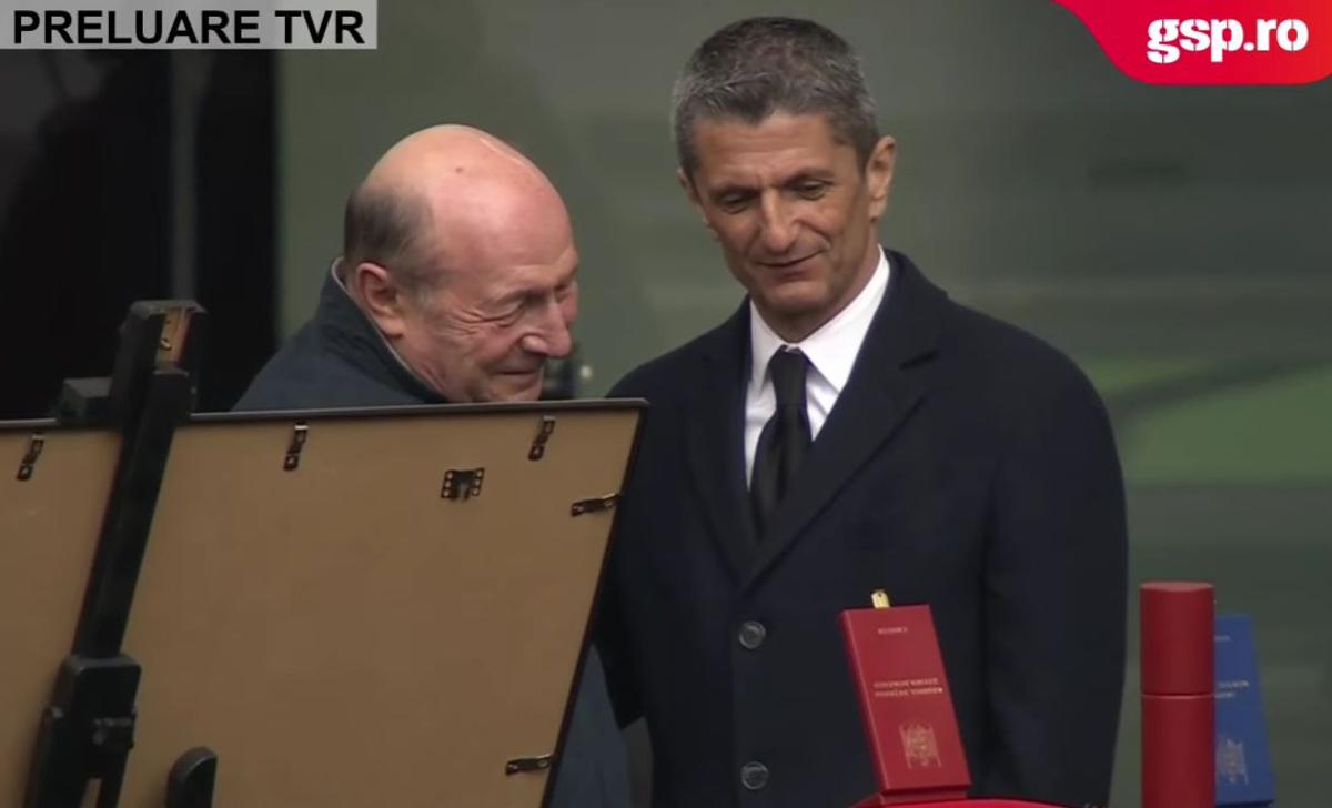 Acum 17 ani îl decora pe Mircea Lucescu, astăzi la priveghiul acestuia » Traian Băsescu: „Un singur cuvânt am de spus”