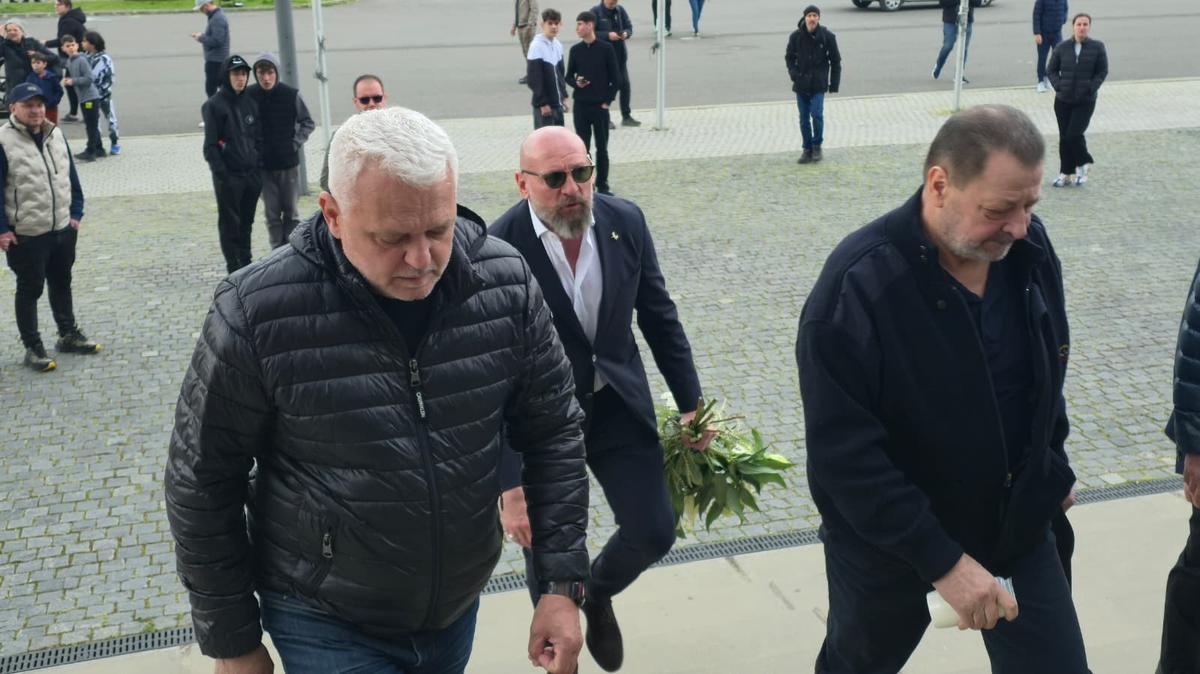 Sicriul lui Mircea Lucescu, ultima zi la Arena Națională » 15.000 de oameni au venit să-și ia rămas bun de la „Il Luce”: mâine are loc înmormântarea