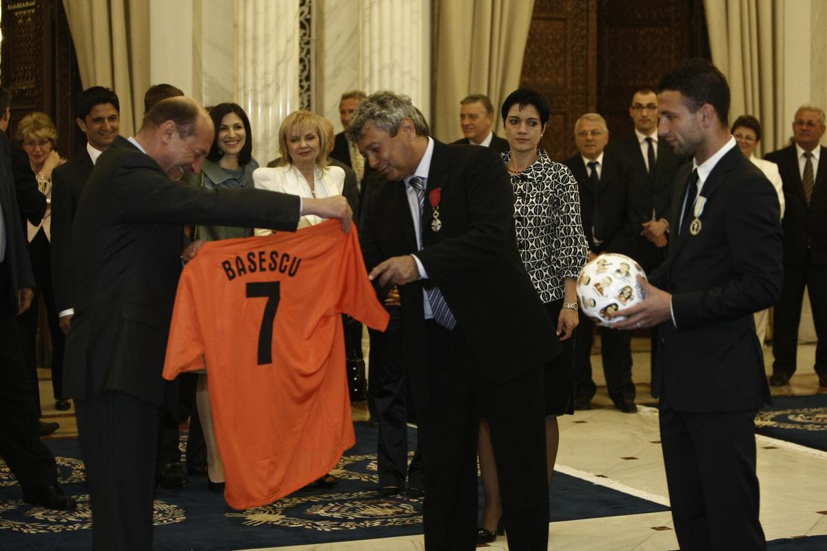 Acum 17 ani îl decora pe Mircea Lucescu, astăzi la priveghiul acestuia » Traian Băsescu: „Un singur cuvânt am de spus”