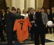 Acum 17 ani îl decora pe Mircea Lucescu, astăzi la priveghiul acestuia » Traian Băsescu: „Un singur cuvânt am de spus”