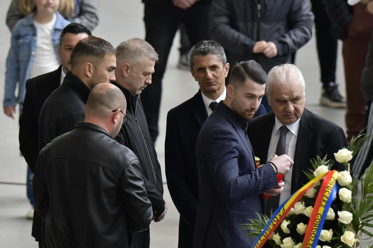 Sicriul lui Mircea Lucescu, ultima zi la Arena Națională » 15.000 de oameni au venit să-și ia rămas bun de la „Il Luce”: mâine are loc înmormântarea