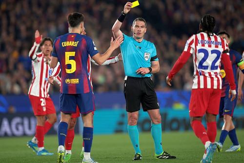 Istvan Kovacs, arătând un cartonaș galben în Barcelona - Atletico // foto: Guliver/gettyimages