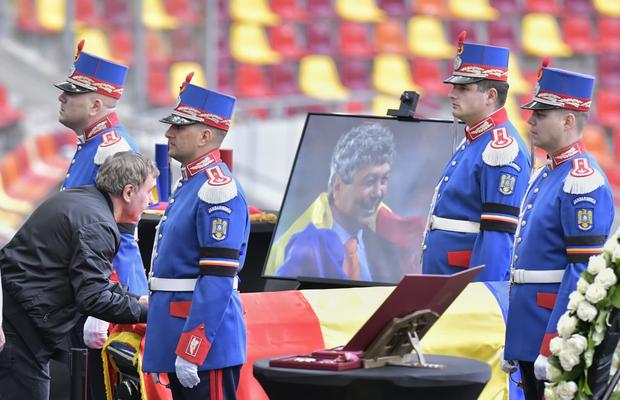 Gică Hagi a venit din nou la priveghiul lui Mircea Lucescu! „Regele”, în lacrimi lângă sicriu