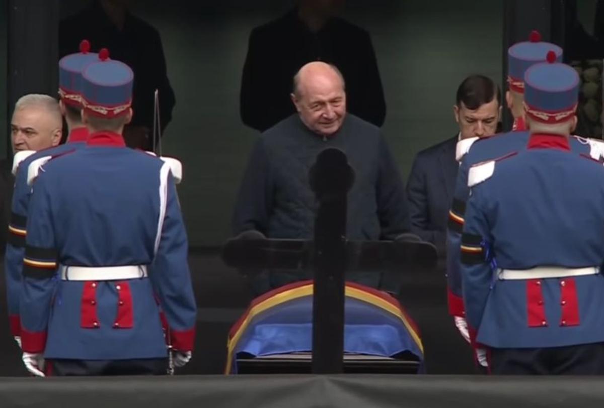 Acum 17 ani îl decora pe Mircea Lucescu, astăzi la priveghiul acestuia » Traian Băsescu: „Un singur cuvânt am de spus”