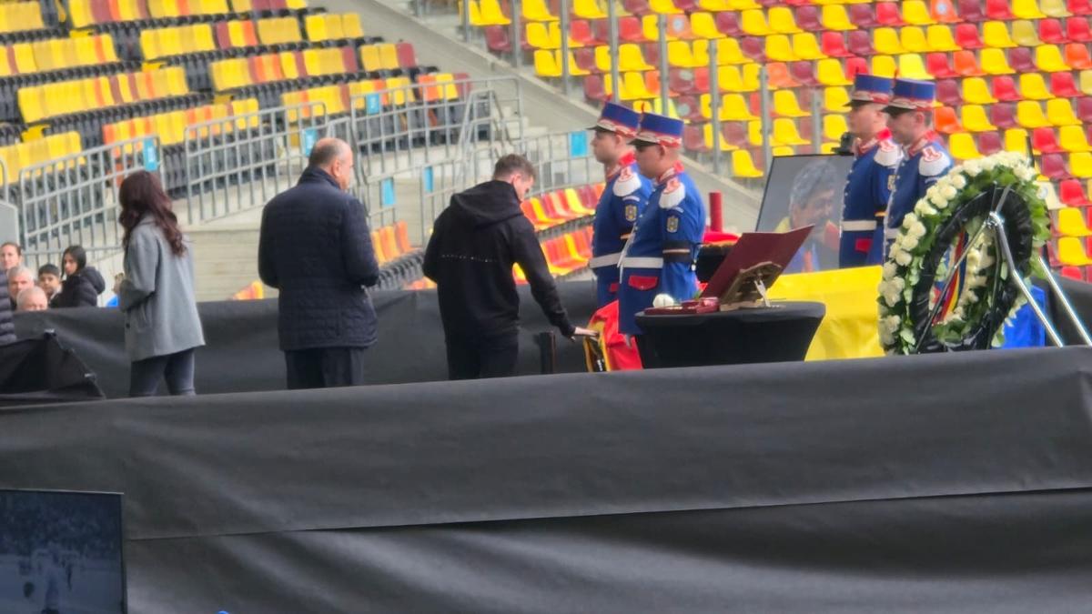 Sicriul lui Mircea Lucescu, ultima zi la Arena Națională » 15.000 de oameni au venit să-și ia rămas bun de la „Il Luce”: mâine are loc înmormântarea