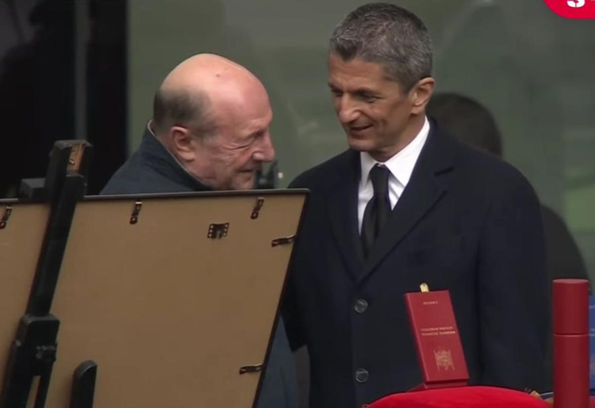 Acum 17 ani îl decora pe Mircea Lucescu, astăzi la priveghiul acestuia » Traian Băsescu: „Un singur cuvânt am de spus”