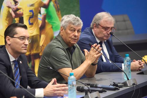 Mircea Lucescu, încadrat de Răzvan Burleanu și Mihai Stoichiță, foto: Imago