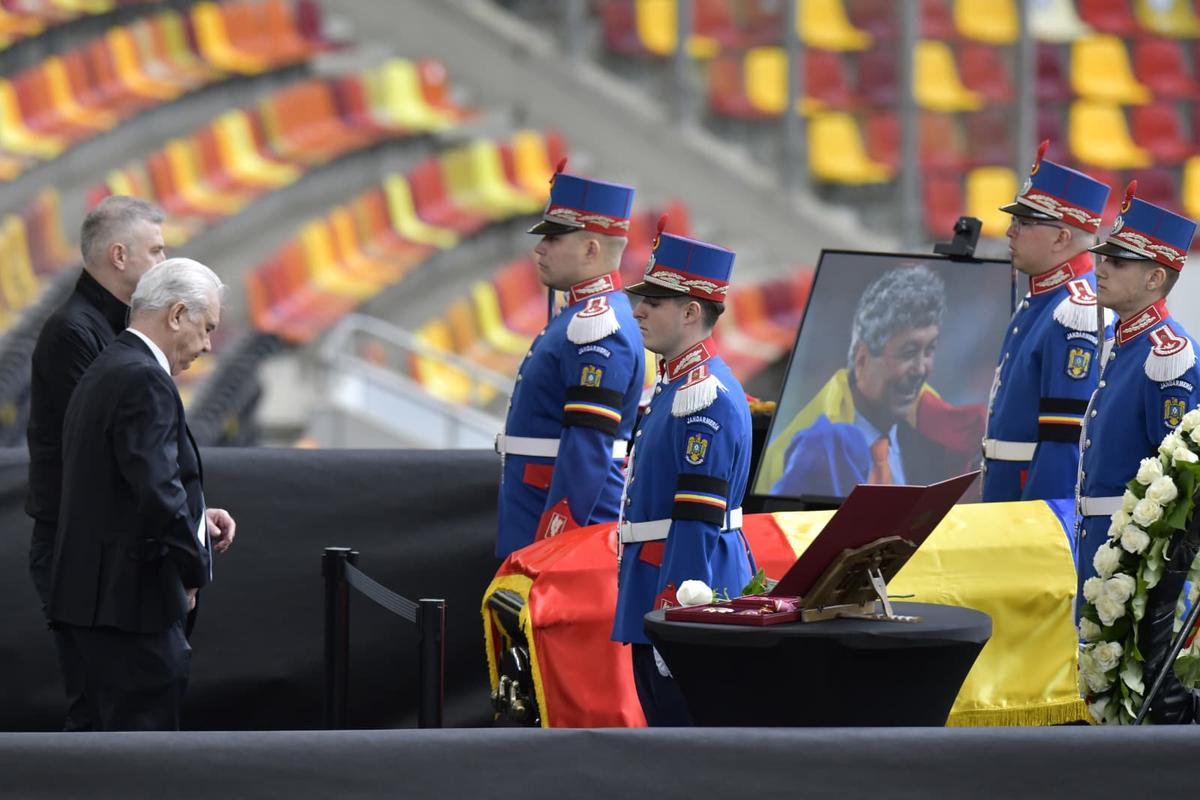 Sicriul lui Mircea Lucescu, ultima zi la Arena Națională » 15.000 de oameni au venit să-și ia rămas bun de la „Il Luce”: mâine are loc înmormântarea