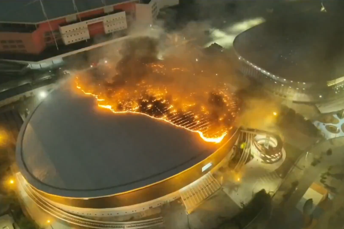 Incendiu la arena olimpică » 80 de pompieri au intervenit de urgență!