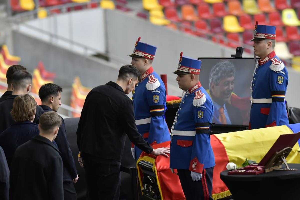 Sicriul lui Mircea Lucescu, ultima zi la Arena Națională » 15.000 de oameni au venit să-și ia rămas bun de la „Il Luce”: mâine are loc înmormântarea