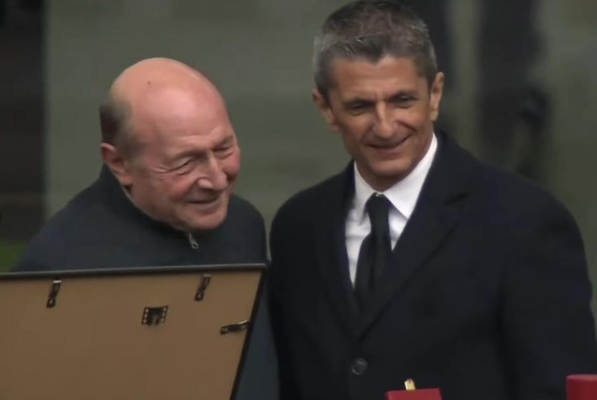 Acum 17 ani îl decora pe Mircea Lucescu, astăzi la priveghiul acestuia » Traian Băsescu: „Un singur cuvânt am de spus”