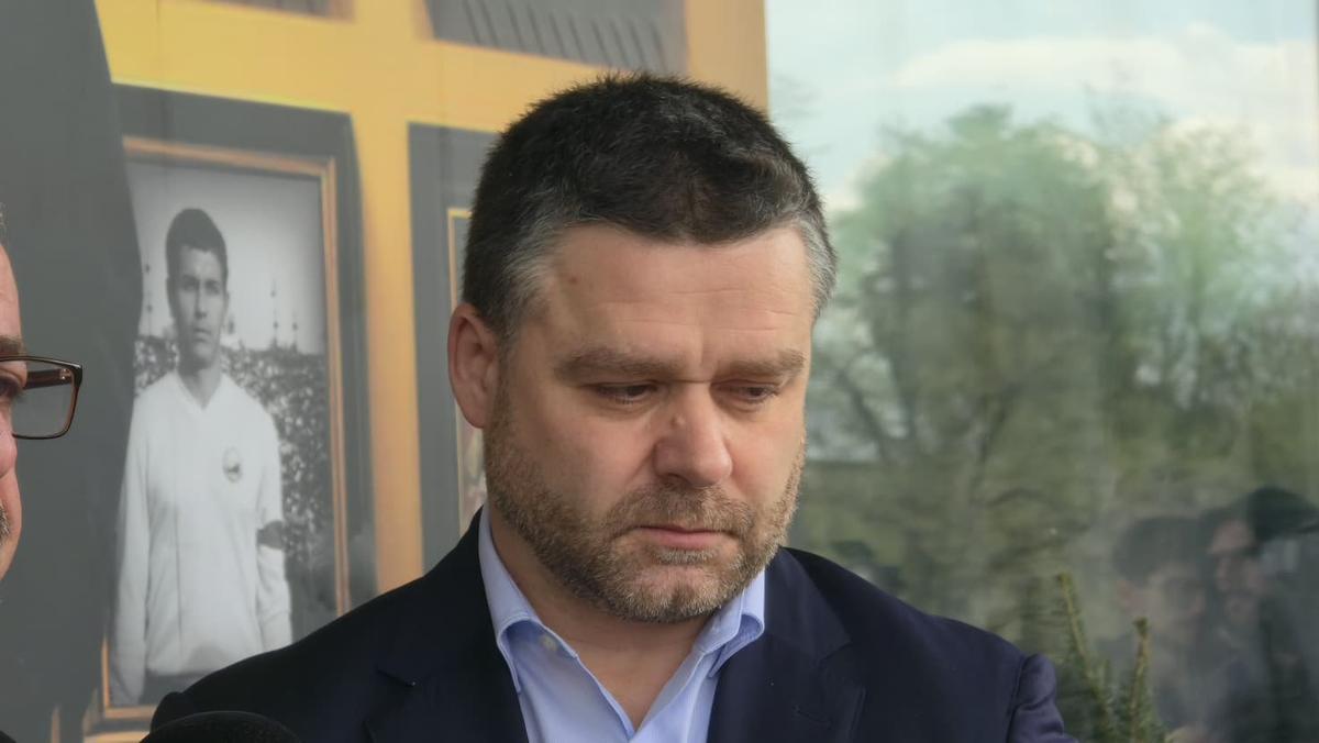 Sicriul lui Mircea Lucescu, ultima zi la Arena Națională » 15.000 de oameni au venit să-și ia rămas bun de la „Il Luce”: mâine are loc înmormântarea