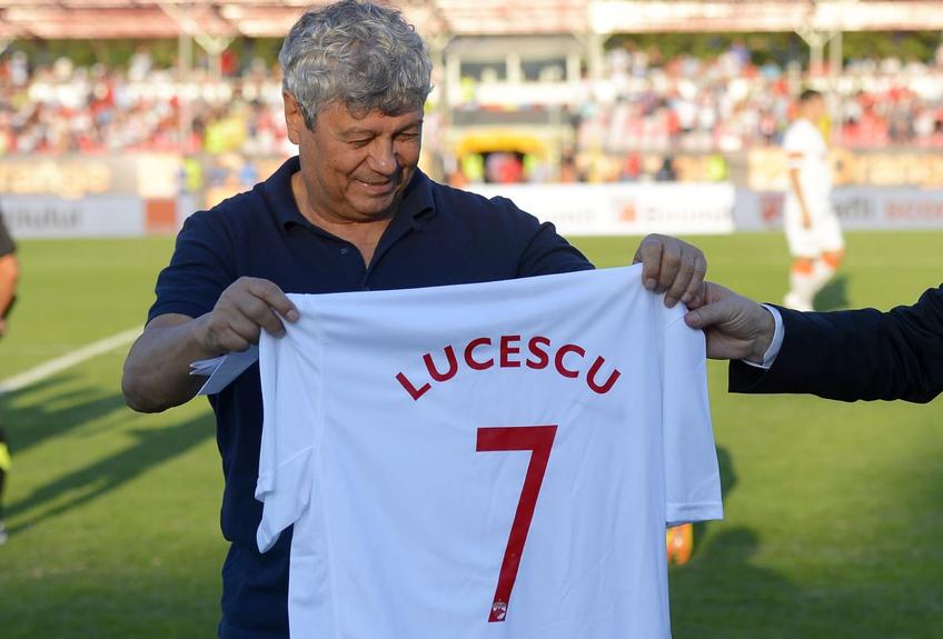 Mircea Lucescu în 2013, primind pe stadionul Dinamo un tricou cu numele său / FOTO: Arhivă Gazeta Sporturilor