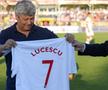 Mircea Lucescu în 2013, primind pe stadionul Dinamo un tricou cu numele său / FOTO: Arhivă Gazeta Sporturilor