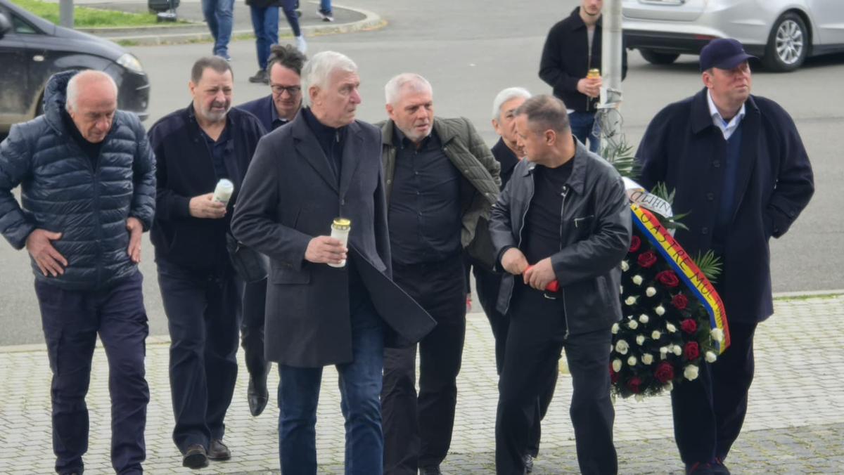 Sicriul lui Mircea Lucescu, ultima zi la Arena Națională » 15.000 de oameni au venit să-și ia rămas bun de la „Il Luce”: mâine are loc înmormântarea