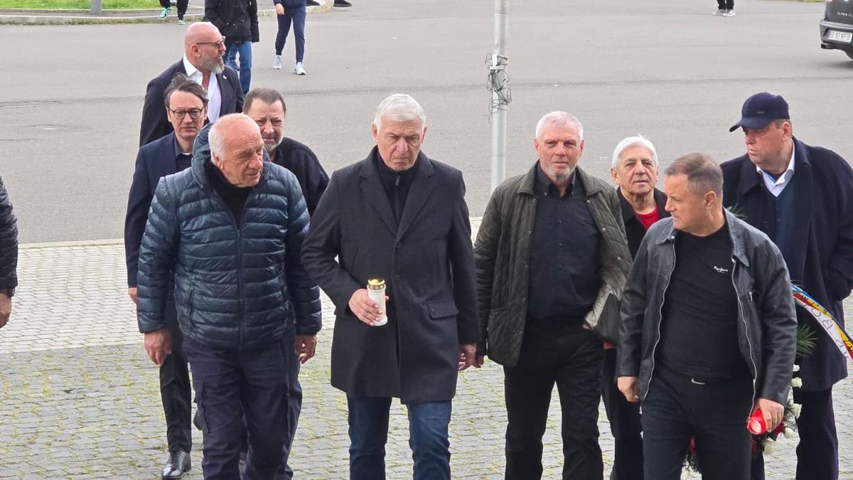 Sicriul lui Mircea Lucescu, ultima zi la Arena Națională » 15.000 de oameni au venit să-și ia rămas bun de la „Il Luce”: mâine are loc înmormântarea
