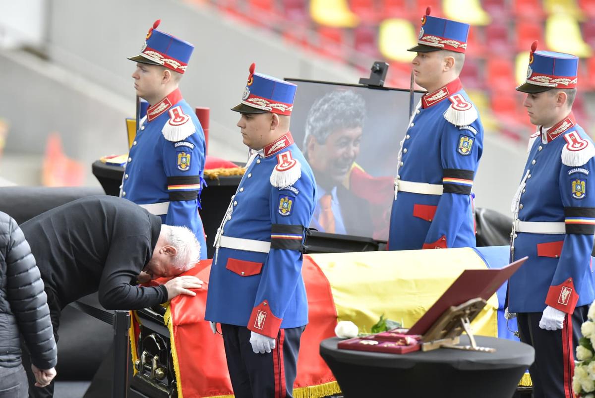 Sicriul lui Mircea Lucescu, ultima zi la Arena Națională » 15.000 de oameni au venit să-și ia rămas bun de la „Il Luce”: mâine are loc înmormântarea
