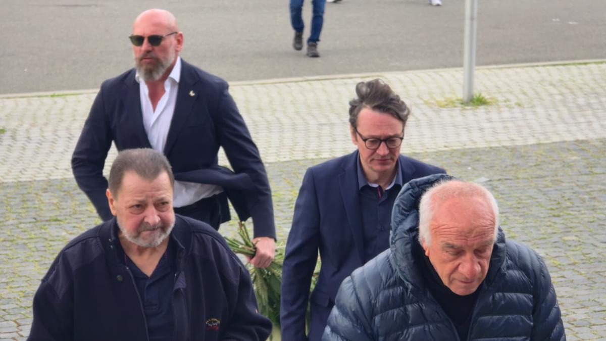 Sicriul lui Mircea Lucescu, ultima zi la Arena Națională » 15.000 de oameni au venit să-și ia rămas bun de la „Il Luce”: mâine are loc înmormântarea
