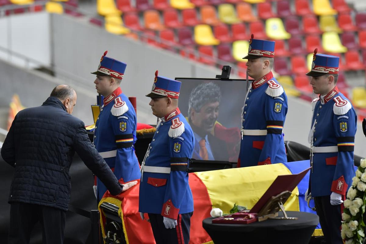 Sicriul lui Mircea Lucescu, ultima zi la Arena Națională » 15.000 de oameni au venit să-și ia rămas bun de la „Il Luce”: mâine are loc înmormântarea