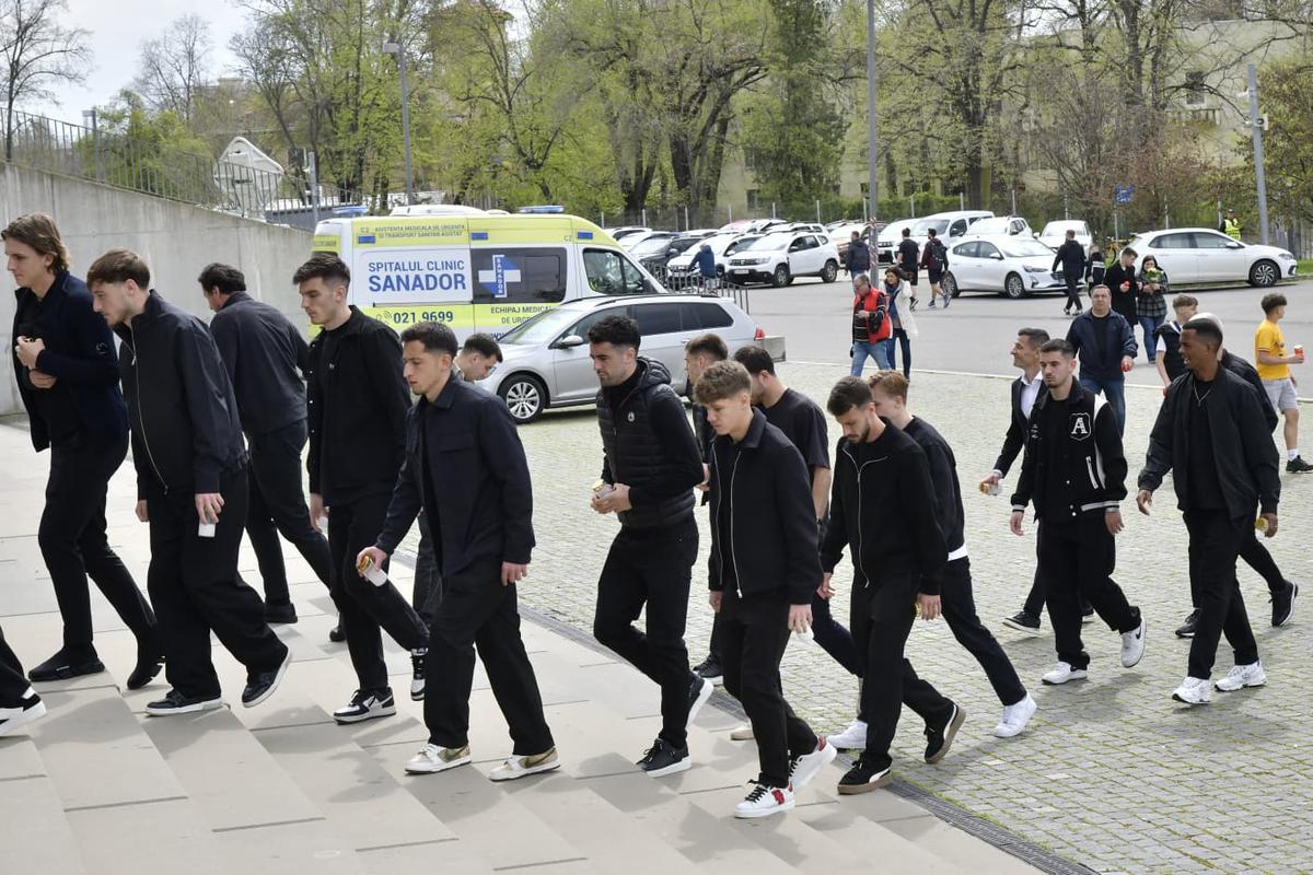 Sicriul lui Mircea Lucescu, ultima zi la Arena Națională » 15.000 de oameni au venit să-și ia rămas bun de la „Il Luce”: mâine are loc înmormântarea