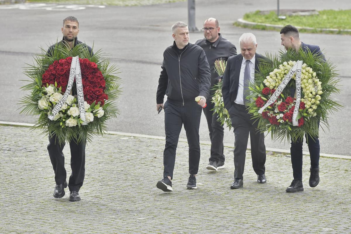 Sicriul lui Mircea Lucescu, ultima zi la Arena Națională » 15.000 de oameni au venit să-și ia rămas bun de la „Il Luce”: mâine are loc înmormântarea