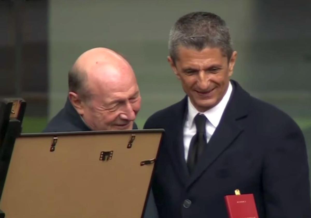 Acum 17 ani îl decora pe Mircea Lucescu, astăzi la priveghiul acestuia » Traian Băsescu: „Un singur cuvânt am de spus”