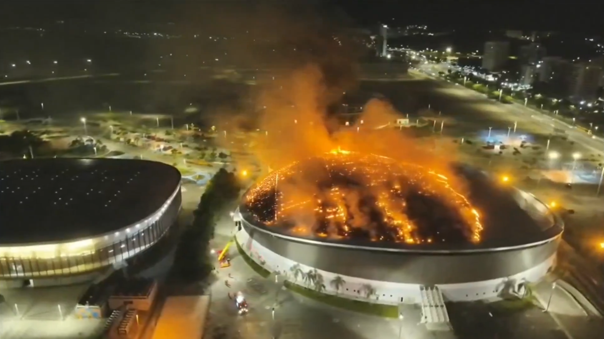 Incendiu la arena olimpică » 80 de pompieri au intervenit de urgență!