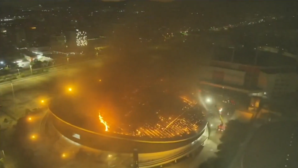 Incendiu la arena olimpică » 80 de pompieri au intervenit de urgență!