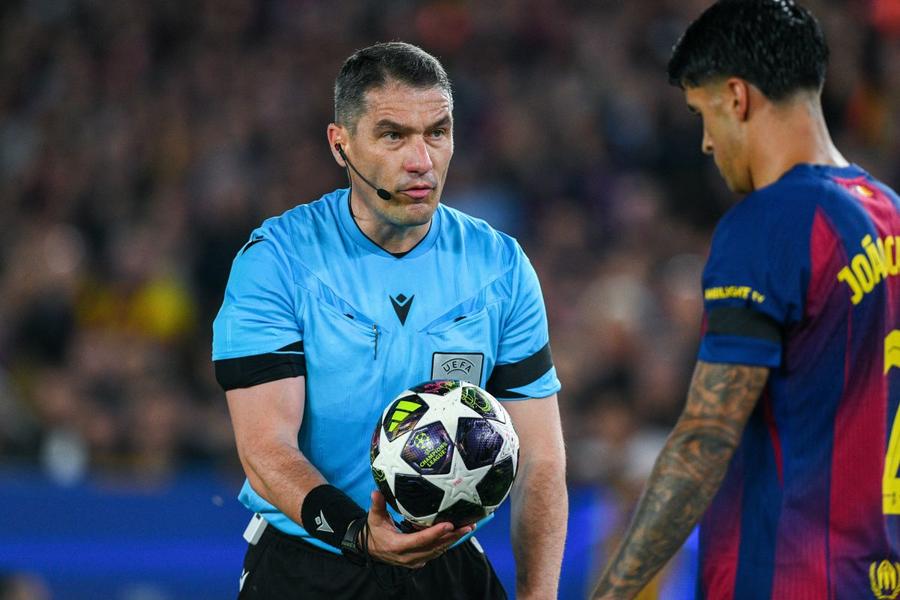 Istvan Kovacs, în Barcelona - Atletico Madrid / Foto: Imago Images Tensiuni imense în vârful arbitrajului românesc! Istvan „Big Brother” Kovacs și caracatița „Grupului de la Satu Mare”