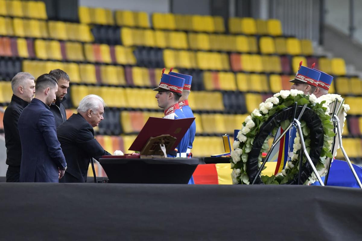 Sicriul lui Mircea Lucescu, ultima zi la Arena Națională » 15.000 de oameni au venit să-și ia rămas bun de la „Il Luce”: mâine are loc înmormântarea
