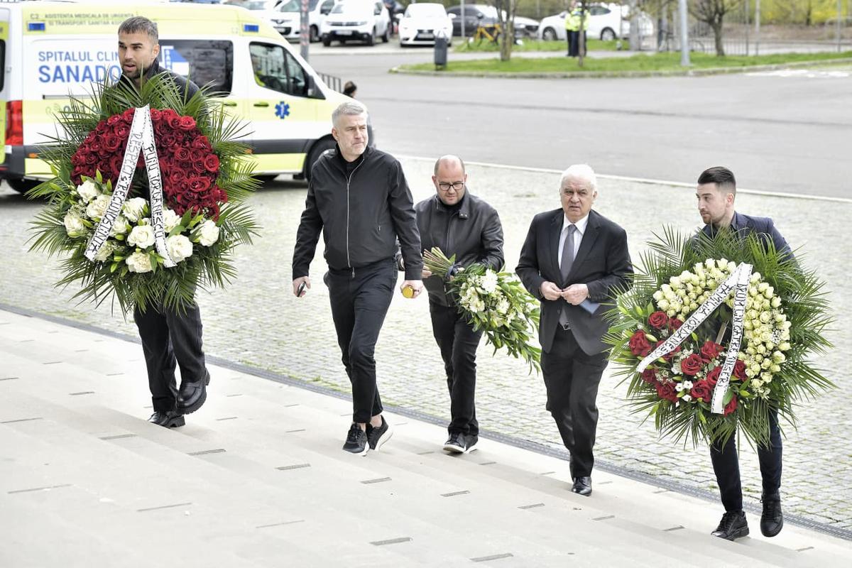 Sicriul lui Mircea Lucescu, ultima zi la Arena Națională » 15.000 de oameni au venit să-și ia rămas bun de la „Il Luce”: mâine are loc înmormântarea