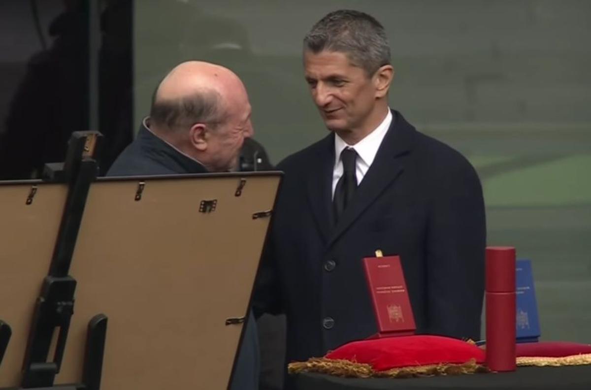 Acum 17 ani îl decora pe Mircea Lucescu, astăzi la priveghiul acestuia » Traian Băsescu: „Un singur cuvânt am de spus”