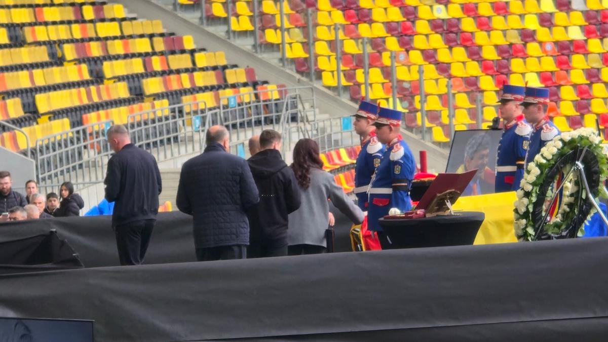Sicriul lui Mircea Lucescu, ultima zi la Arena Națională » 15.000 de oameni au venit să-și ia rămas bun de la „Il Luce”: mâine are loc înmormântarea
