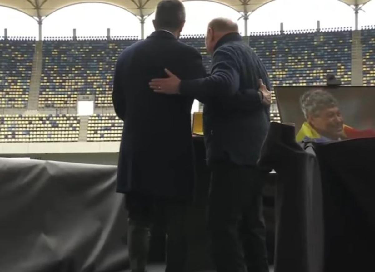 Acum 17 ani îl decora pe Mircea Lucescu, astăzi la priveghiul acestuia » Traian Băsescu: „Un singur cuvânt am de spus”