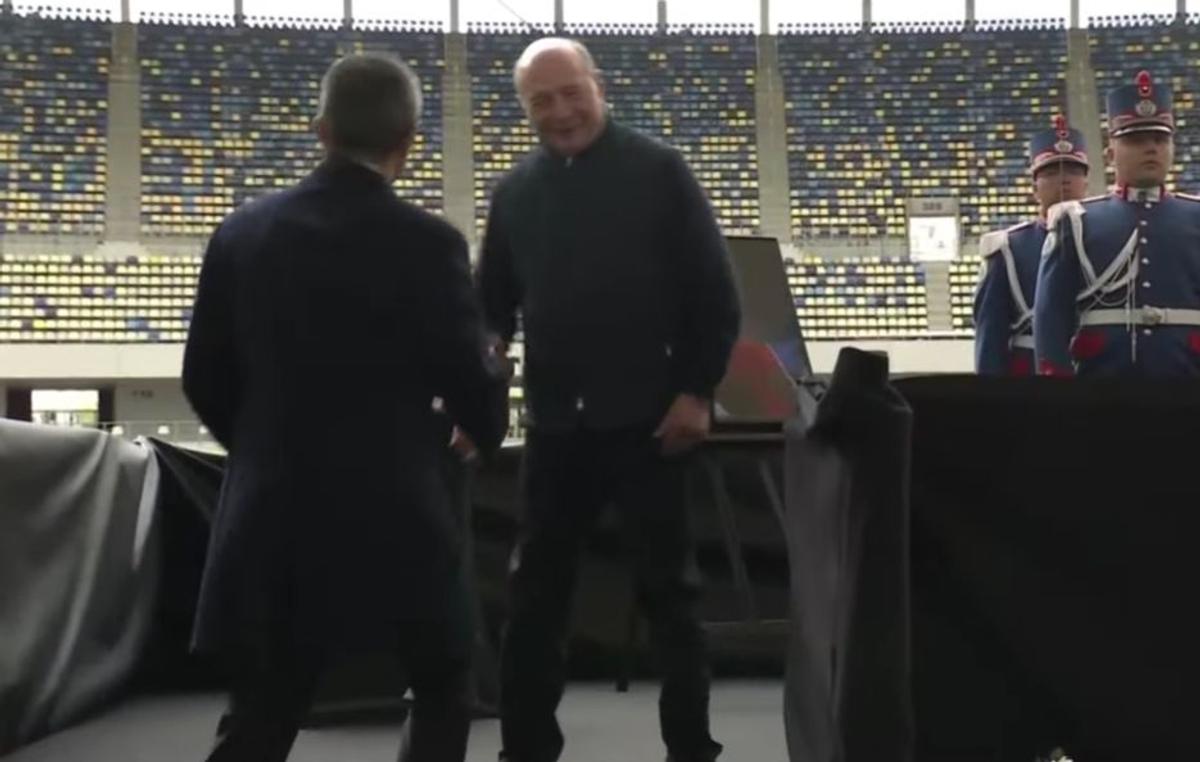 Acum 17 ani îl decora pe Mircea Lucescu, astăzi la priveghiul acestuia » Traian Băsescu: „Un singur cuvânt am de spus”