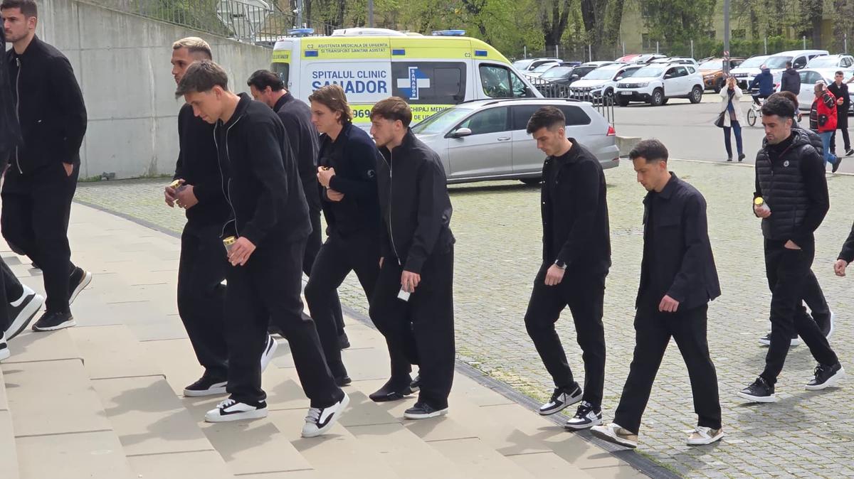 Sicriul lui Mircea Lucescu, ultima zi la Arena Națională » 15.000 de oameni au venit să-și ia rămas bun de la „Il Luce”: mâine are loc înmormântarea