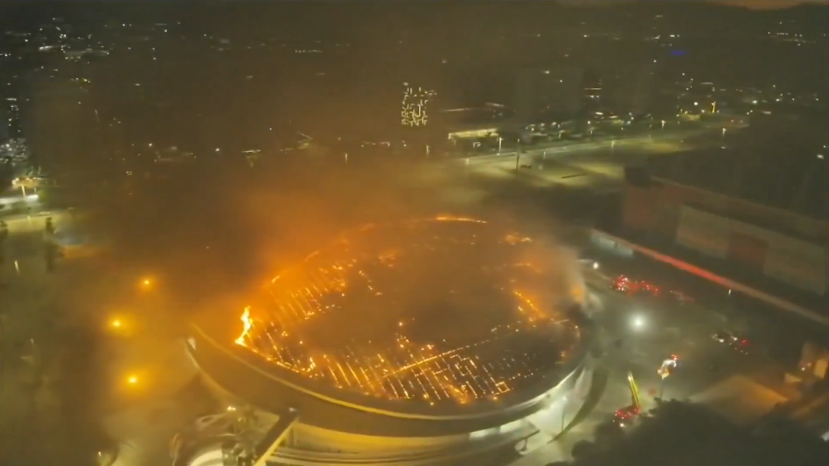 Incendiu la arena olimpică » 80 de pompieri au intervenit de urgență!