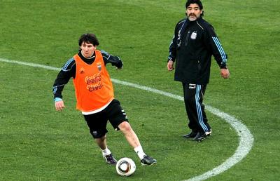 Un „Balon de Aur” intervine în marea dezbatere: „Messi e un fotbalist de elită, dar Maradona e din altă lume”