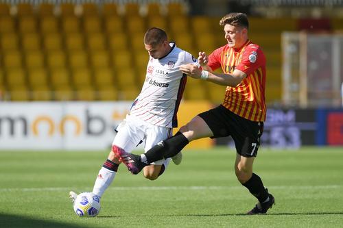 Răzvan Marin, în Cagliari - Benevento 1-3 // foto: Guliver/gettyimages