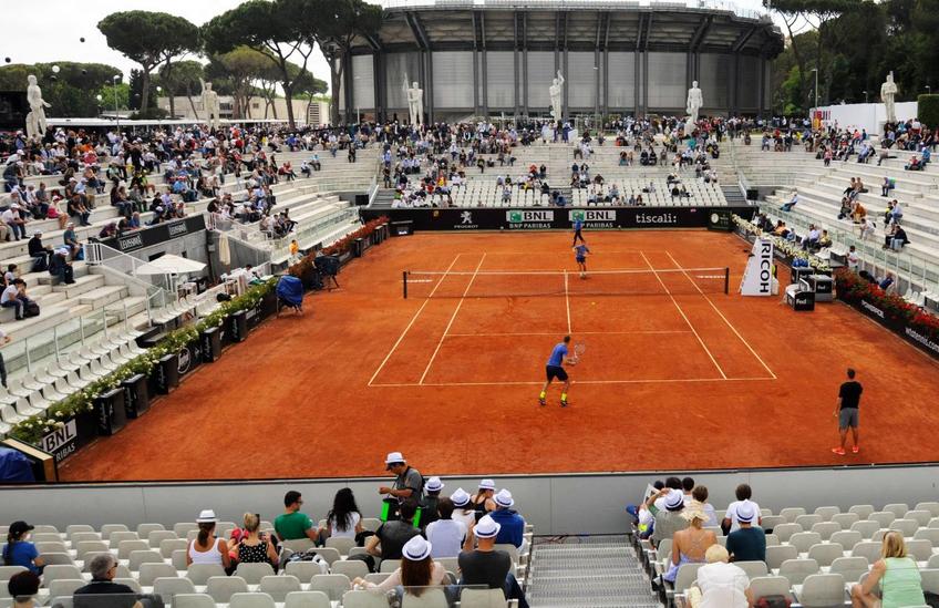 Simona Halep (30 de ani, 21 WTA) Simona Halep a învins-o luni pe Alize Cornet (32 ani, 39 WTA), scor 6-4, 6-4, și s-a calificat în turul secund al turneului de la Roma. Dubla campioană de Grand Slam și-a manifestat aprecierea pentru arena „Pietrangeli”.