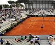 Simona Halep (30 de ani, 21 WTA) Simona Halep a învins-o luni pe Alize Cornet (32 ani, 39 WTA), scor 6-4, 6-4, și s-a calificat în turul secund al turneului de la Roma. Dubla campioană de Grand Slam și-a manifestat aprecierea pentru arena „Pietrangeli”.