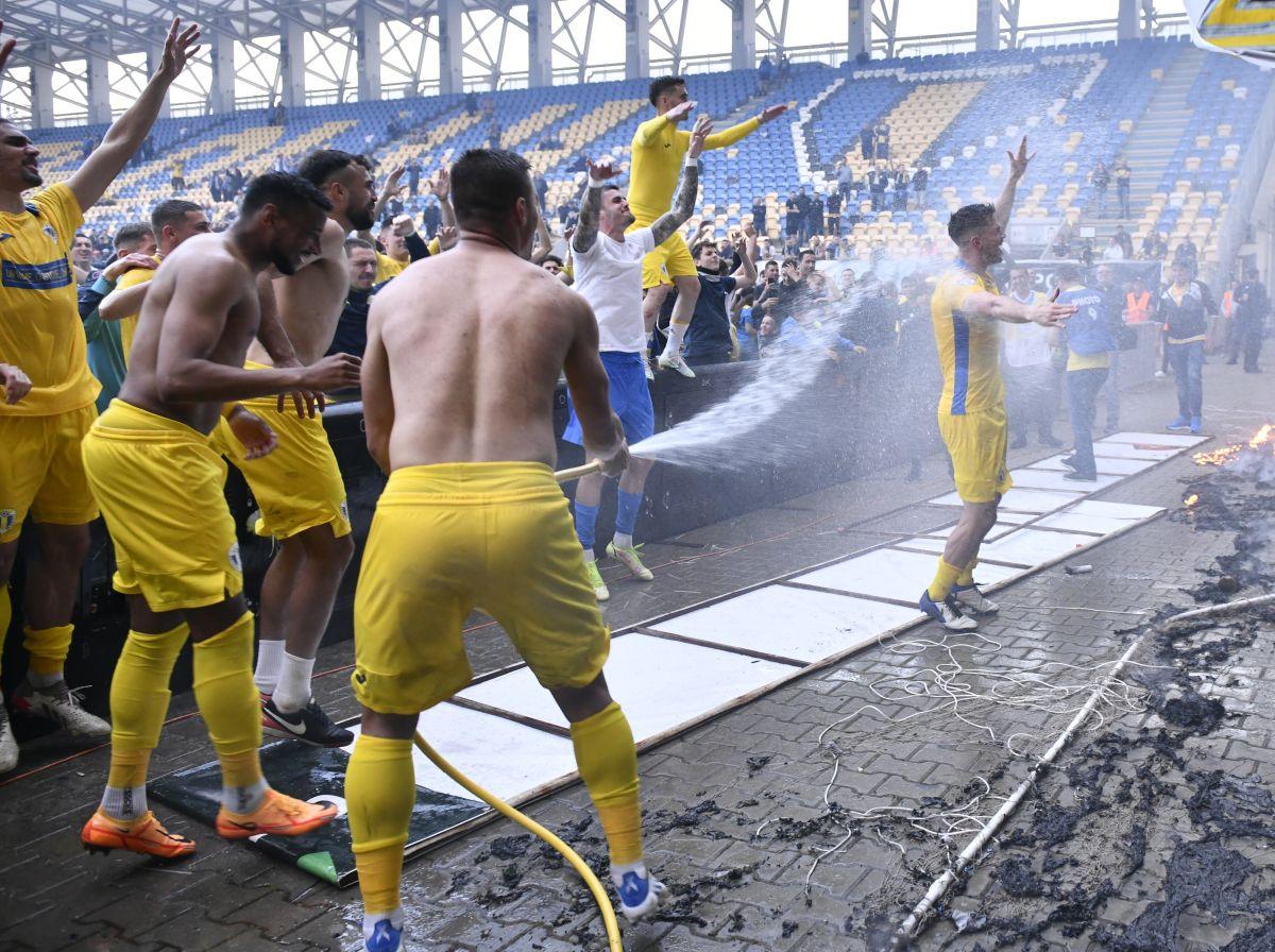 Petrolul a promovat matematic în Liga 1 » Fanii au intrat pe gazon!