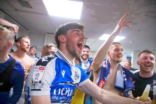 Jucătorii lui Bristol Rovers au sărbătorit în vestiar // foto: Imago Images