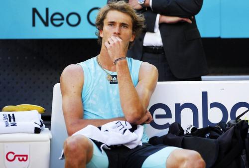 Carlos Alcaraz (19 ani, 9 ATP) l-a învins fără drept de apel pe Alexander Zverev (25 ani, 3 ATP), în finala Mastersului de la Madrid, scor 6-3, 6-1. Neamțul s-a plâns de organizarea competiției.