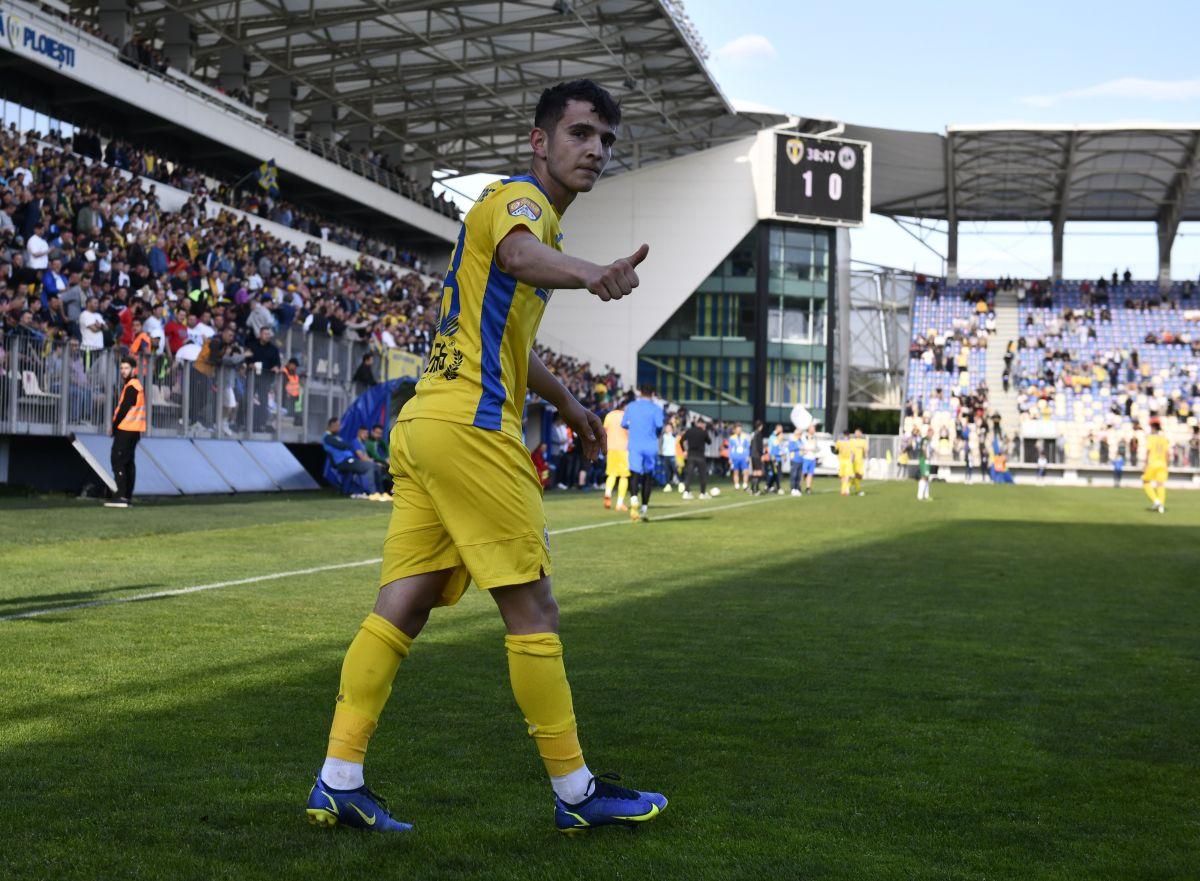 Petrolul a promovat matematic în Liga 1 » Fanii au intrat pe gazon!