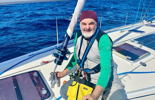 Aventurile primului român care a înconjurat singur globul cu un velier: „Ajunsese pe un val așa mare că mă uitam la Ocean ca de pe balcon”