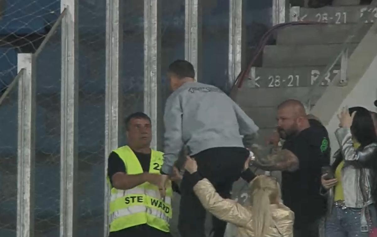 Mihai Stoica a speriat un steward la Universitatea Craiova – FCSB » S-a prefăcut că-l lovește! Cum a reacționat bărbatul