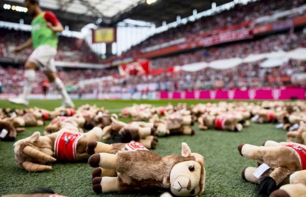 Imagine răscolitoare » Clubul din Bundesliga a umplut terenul cu jucării de pluș în memoria copiilor uciși în războiul din Ucraina