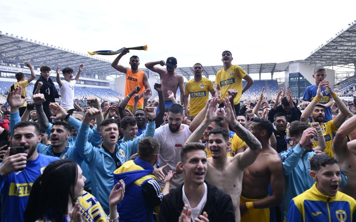 Petrolul a promovat matematic în Liga 1 » Fanii au intrat pe gazon!