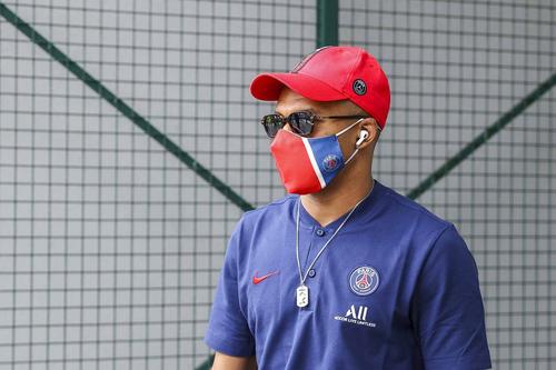 Kylian Mbappe (23 de ani) a fost surprins în Madrid alături de Achraf Hakimi (23 de ani) și de fratele fundașului marocan. Presa spaniolă speculează că transferul la Real este tot mai aproape.